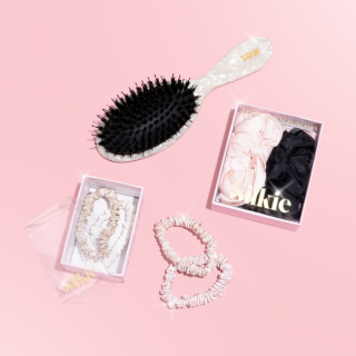 How Hair Knots Form and the Best Way to Handle Them